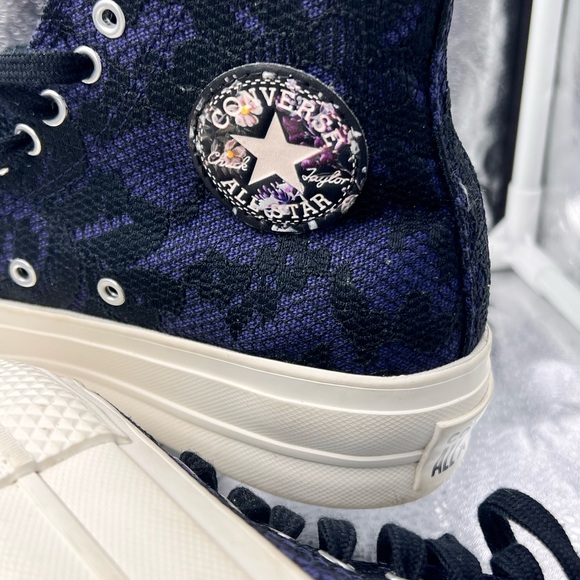 Blue lace converse sneakers - Picture 3 of 5